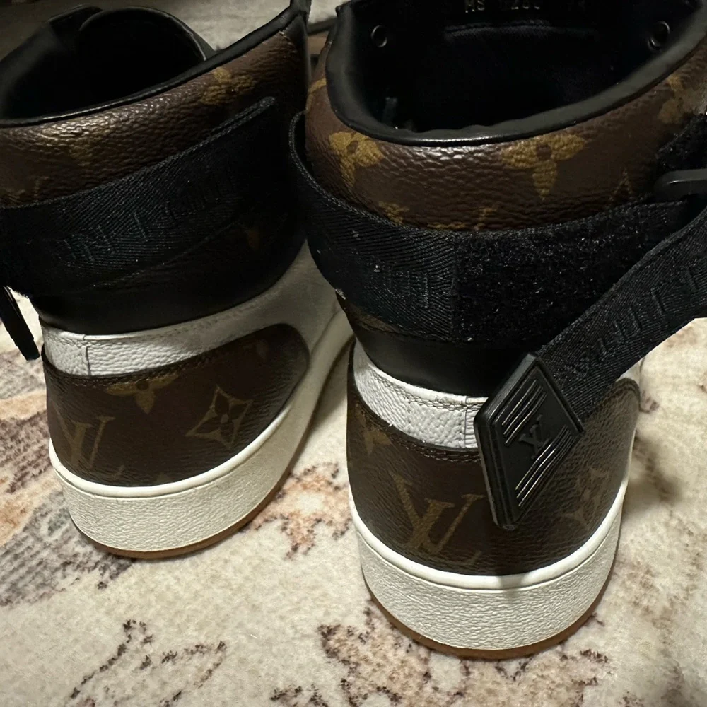 Louis Vuitton Monochrome High-Top Sneakers MS 0260 - Picture 4 of 8